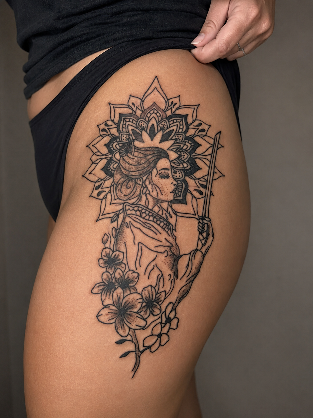 Mandala met geisha en bloesems op heup en bovenbeen