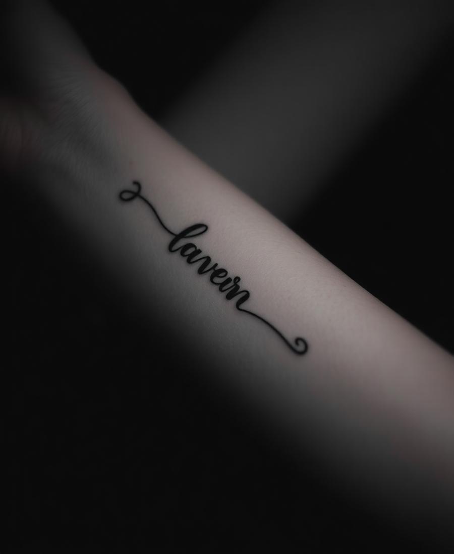 Fijn script letterwerk op onderarm